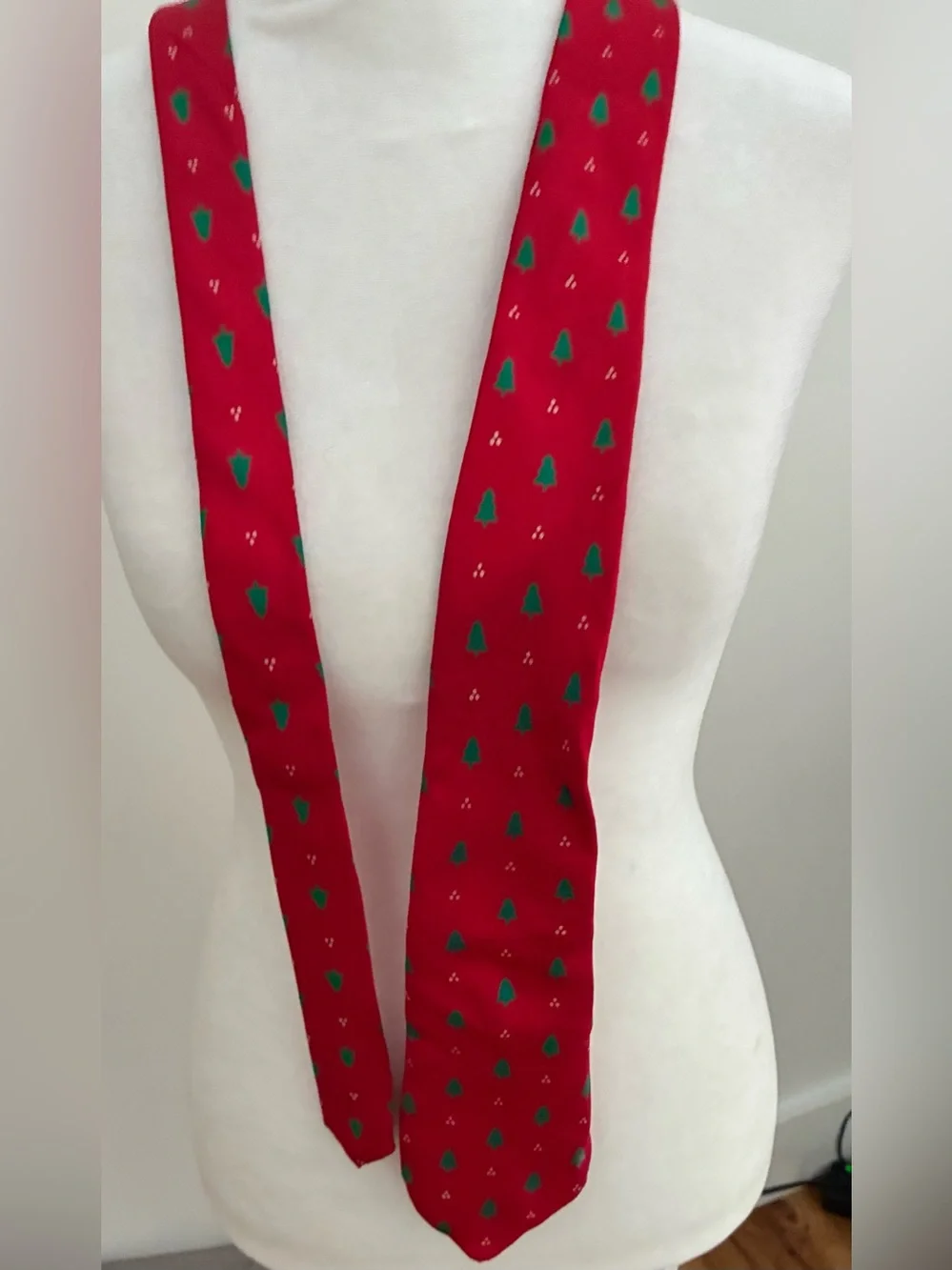 Vintage silk Men's Red Holiday Tree Pattern Tie